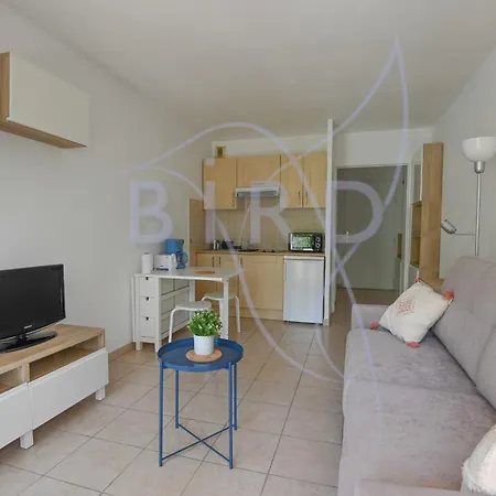 Апартаменты Comfortable Terrace And Private Garden Канны